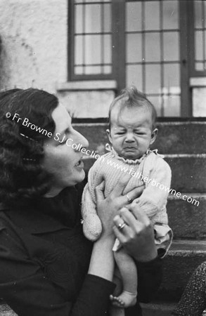 NORMAN WHITE WITH MRS HELEN & MARGARET & GRANIA IN BASKET